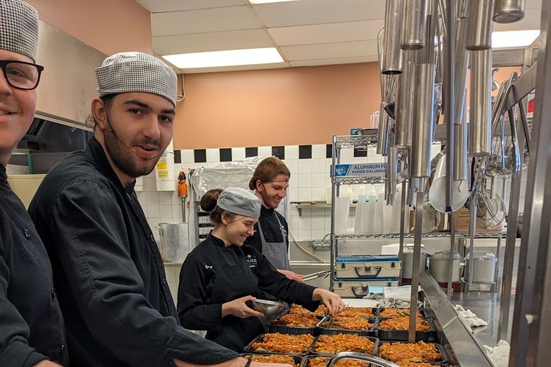 Des étudiants en cuisine de Sherbrooke remettront 3 000 repas à Moisson Estrie